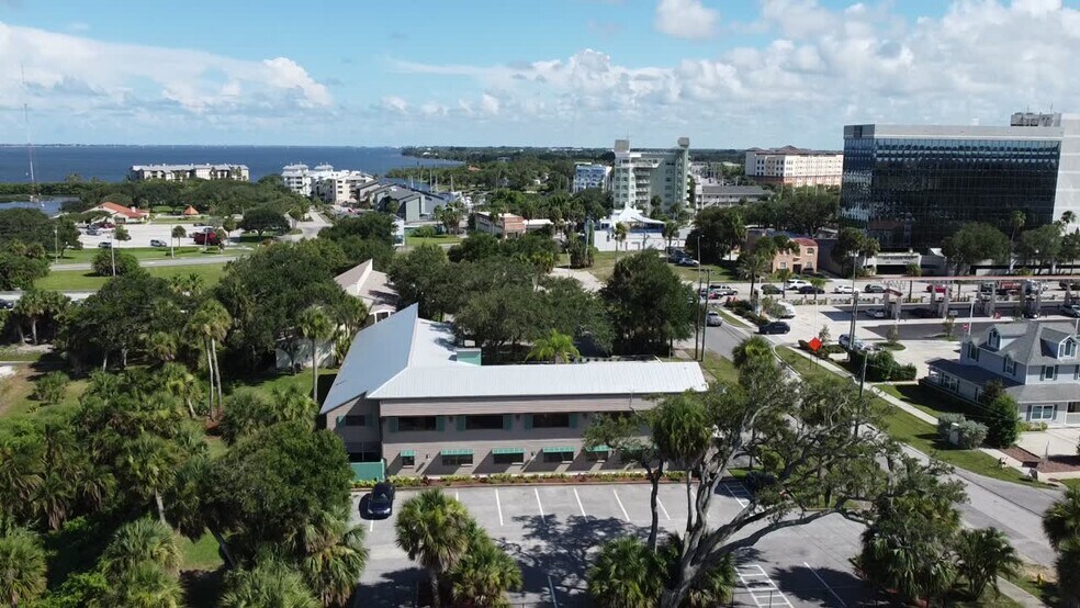 1819 Riverview Dr, Melbourne, FL à vendre - Vidéo sur l’annonce professionnelle – Image 3 sur 12
