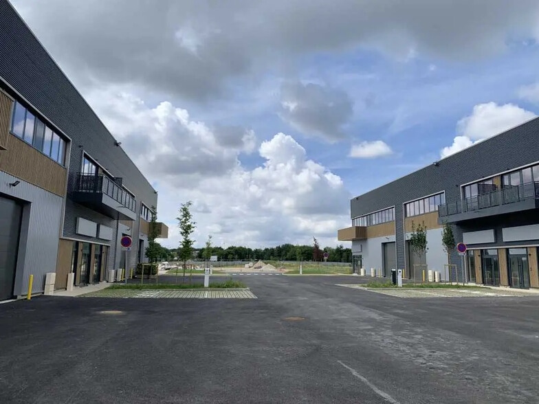 Local d’activités dans Chalifert à louer - Photo de l’immeuble – Image 1 sur 30