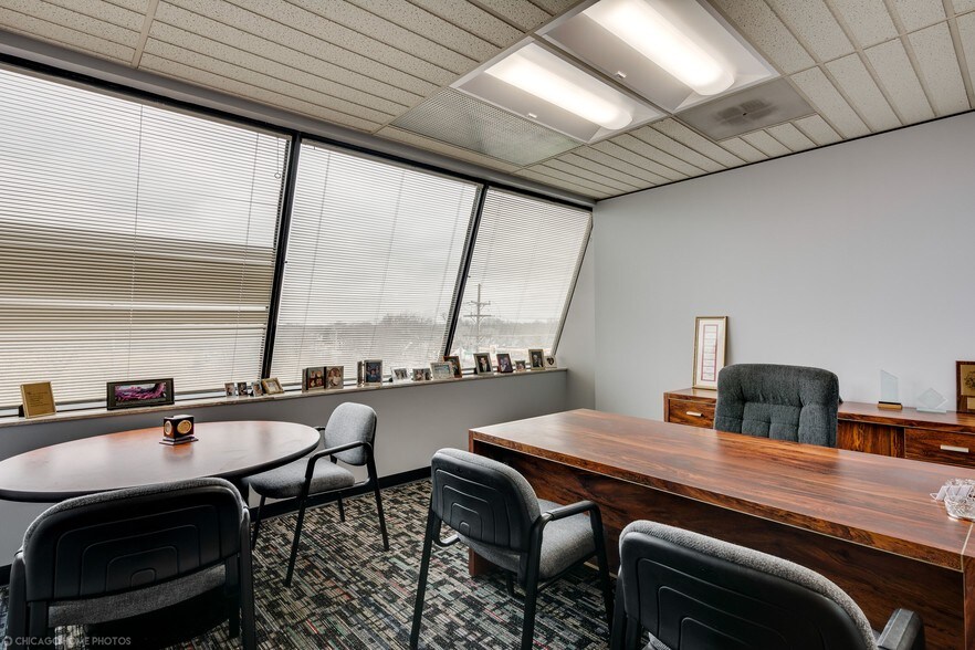 340 W Butterfield Rd, Elmhurst, IL à louer - Photo intérieure – Image 3 sur 4