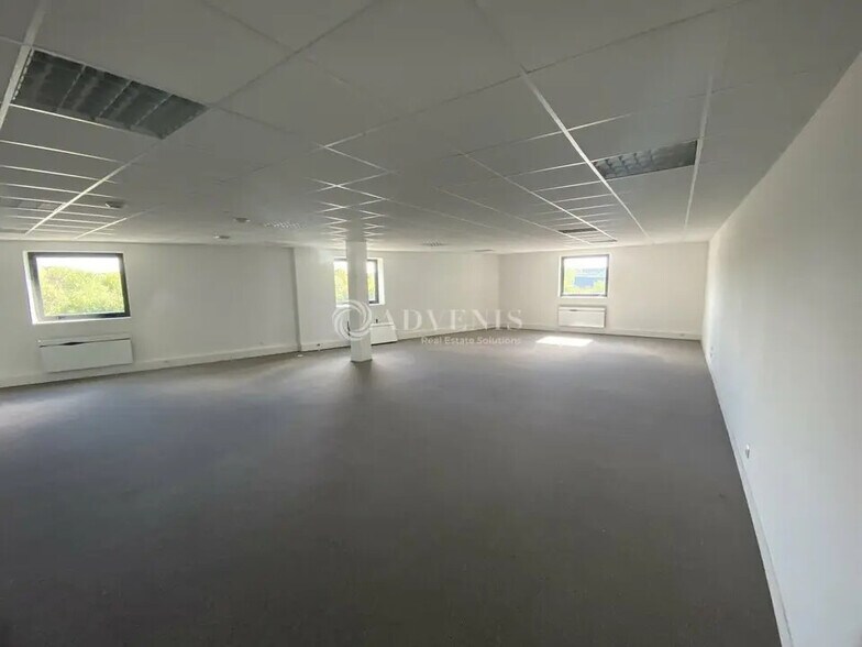 Local d’activités dans Montigny-le-Bretonneux à louer - Photo de l’immeuble – Image 3 sur 9