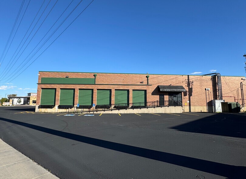 4902 E Smith Rd, Denver, CO à vendre - Photo de l’immeuble – Image 2 sur 2
