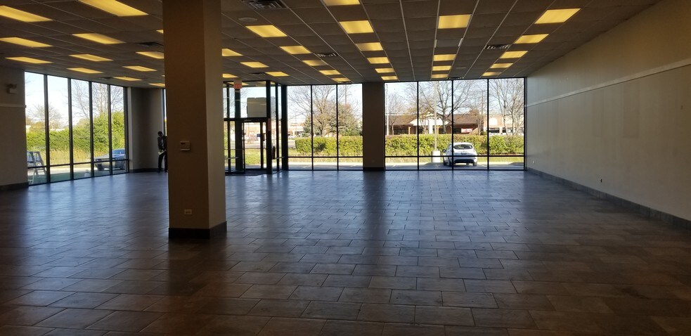 310 Randall Rd, South Elgin, IL à louer - Photo intérieure – Image 2 sur 7