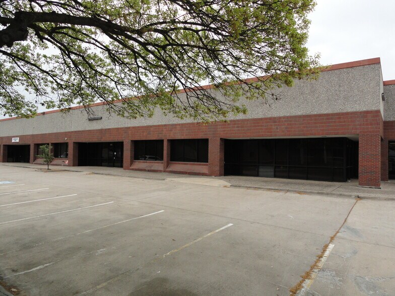 2105 Luna Rd, Carrollton, TX à louer - Photo de l’immeuble – Image 1 sur 6