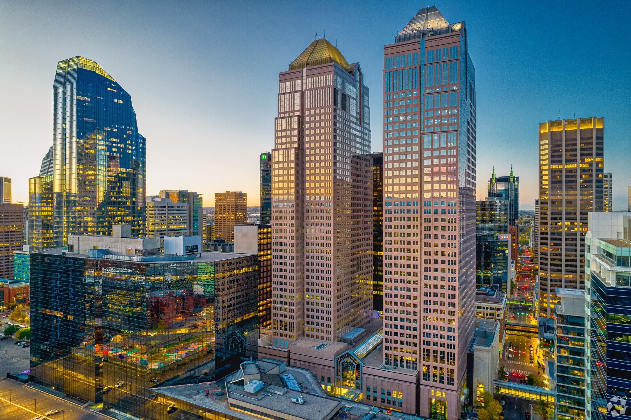 888 3rd St SW, Calgary, AB à louer Photo principale– Image 1 sur 56