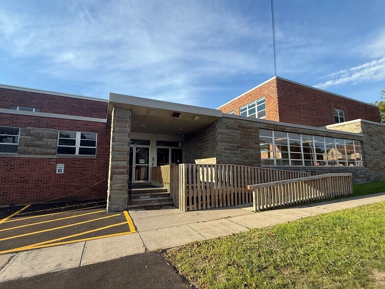 214 Kinne St, East Syracuse, NY à vendre - Photo de l’immeuble – Image 1 sur 9