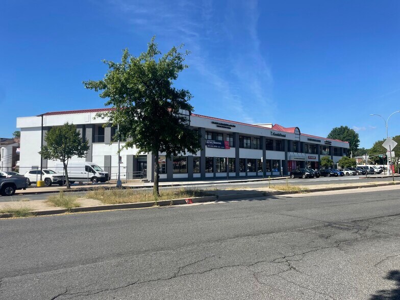 35-30 Francis Lewis Blvd, Flushing, NY à louer - Photo de l’immeuble – Image 3 sur 3