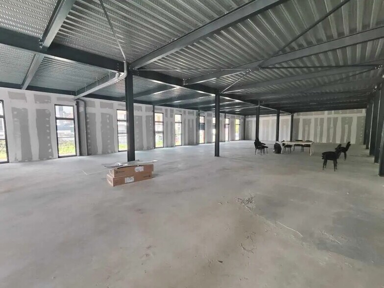 Bureau dans Plaisir à louer - Photo de l’immeuble – Image 3 sur 12