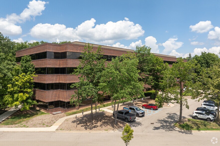 5445 Corporate Dr, Troy, MI à vendre - Photo de l’immeuble – Image 3 sur 11