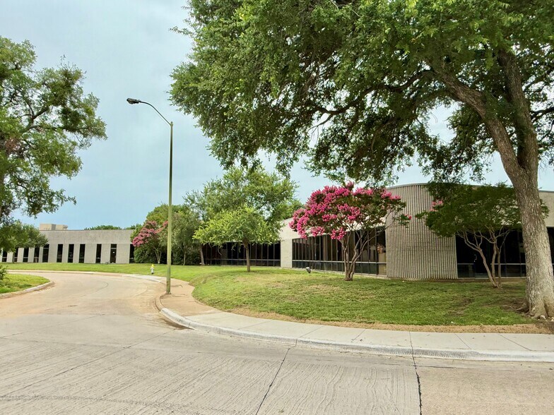 1330 River Bend Dr, Dallas, TX à louer - Photo de l’immeuble – Image 2 sur 4