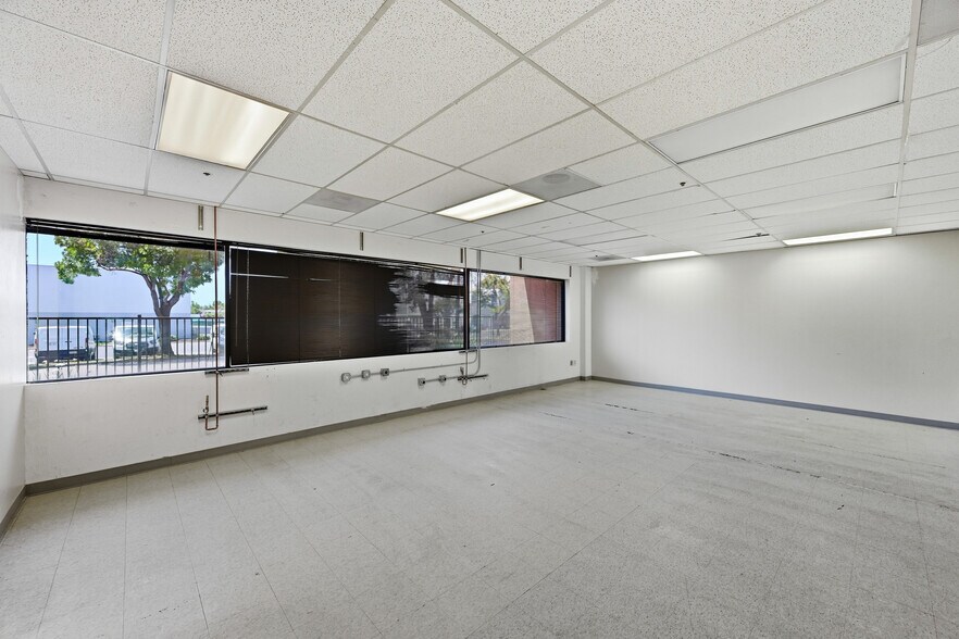 675 Sycamore Dr, Milpitas, CA à louer - Photo de l’immeuble – Image 2 sur 12