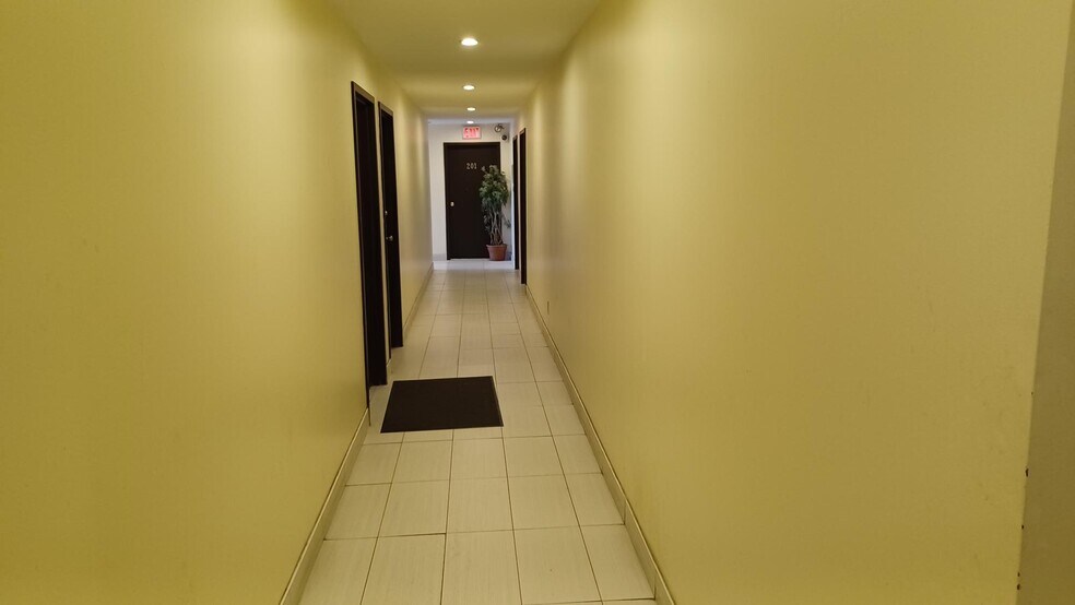 3033-3049 Carling Ave, Ottawa, ON à louer - Photo intérieure – Image 2 sur 16