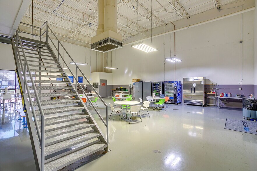 2051 Franklin Dr, Fort Worth, TX à vendre - Photo de l’immeuble – Image 2 sur 22