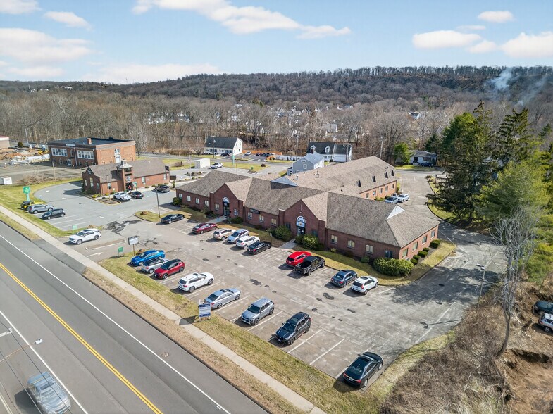 444 Foxon Rd, East Haven, CT à vendre - Photo de l’immeuble – Image 1 sur 43