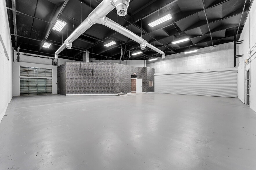 9450 NW 58th St, Miami, FL à louer - Photo de l’immeuble – Image 1 sur 19