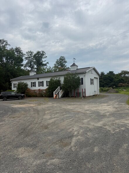 353 Fairfield Rd, Freehold, NJ à vendre - Photo de l’immeuble – Image 3 sur 5