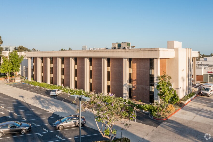 11100 Warner Ave, Fountain Valley, CA à louer - Photo de l’immeuble – Image 3 sur 7