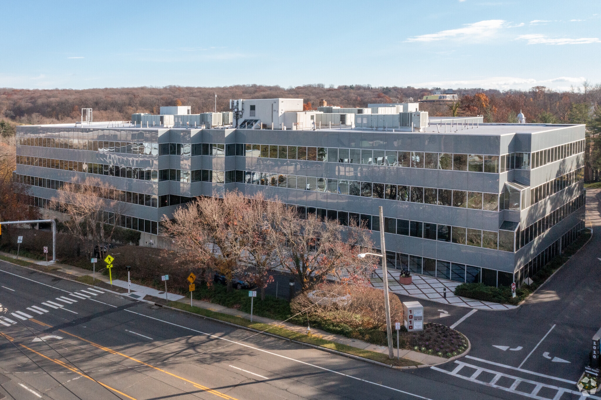 1010 northern Blvd, Great Neck, NY à louer Photo principale– Image 1 sur 9