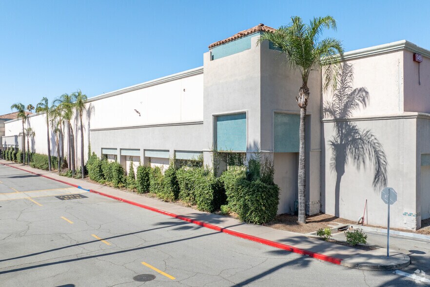 5459 Philadelphia St, Chino, CA à vendre - Photo de l’immeuble – Image 2 sur 3