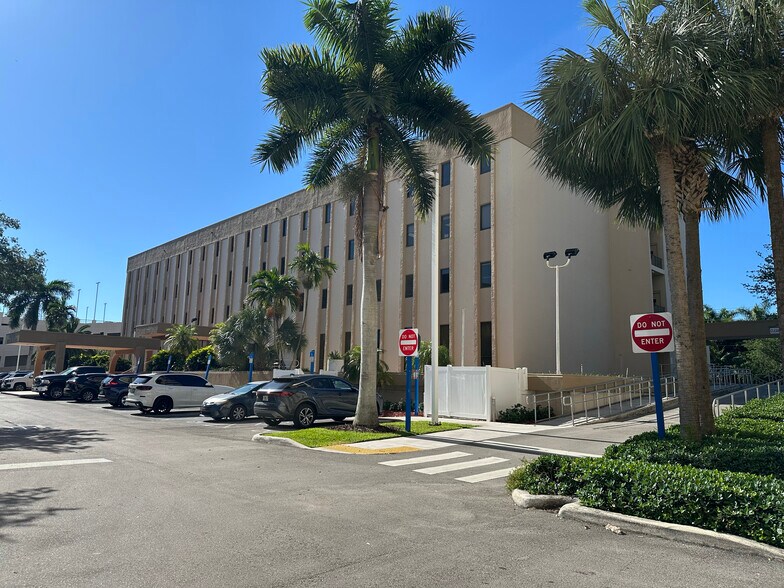 11880 Bird Rd, Miami, FL à louer - Photo de l’immeuble – Image 1 sur 10