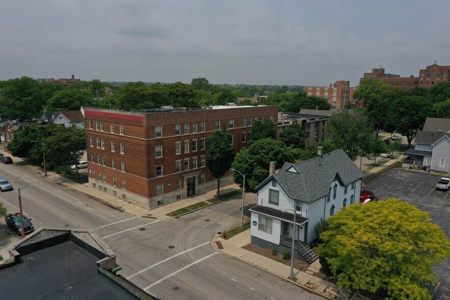 805 N 22nd St, Milwaukee, WI à vendre - Photo de l’immeuble – Image 2 sur 11
