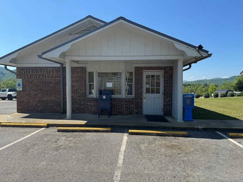5858 Old Hendersonville Hwy, Penrose, NC à vendre - Photo de l’immeuble – Image 2 sur 18