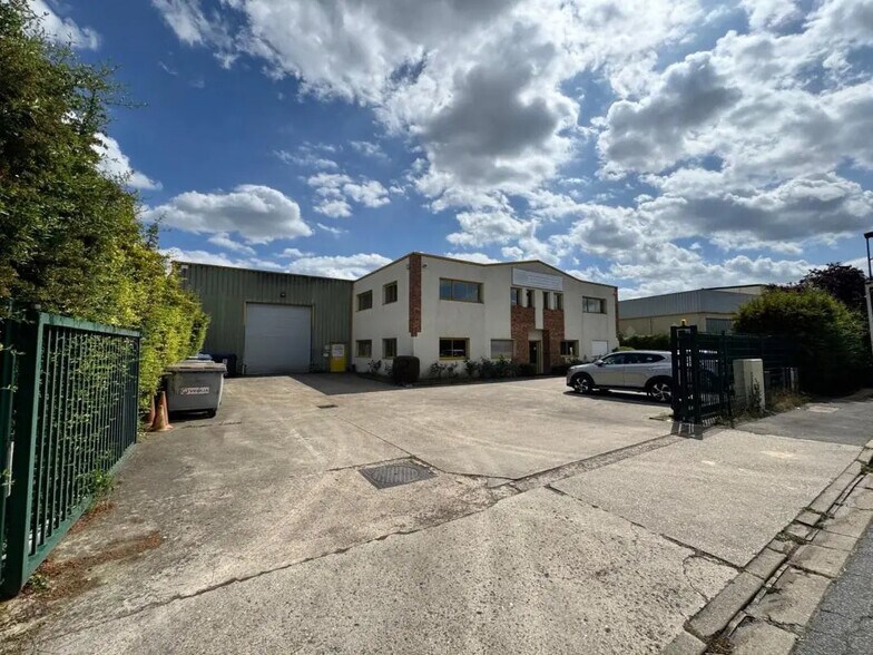 Local d'activités dans Méry-sur-Oise à vendre - Photo de l’immeuble – Image 2 sur 21