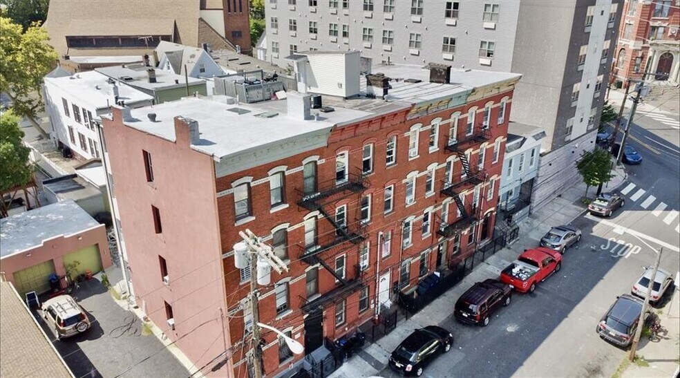 37 Harmon St, Jersey City, NJ à vendre - Photo de l’immeuble – Image 3 sur 27