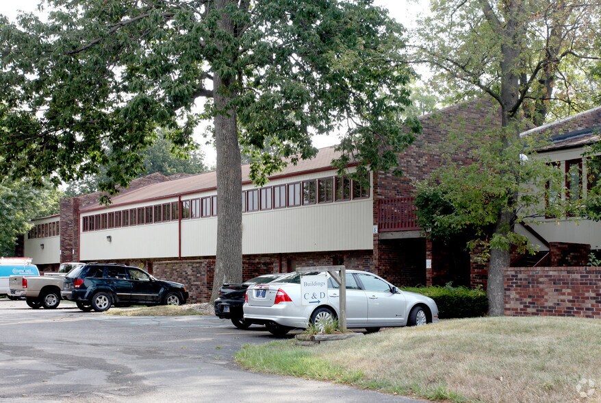 2346 S Lynhurst Dr, Indianapolis, IN à louer - Photo de l’immeuble – Image 2 sur 7