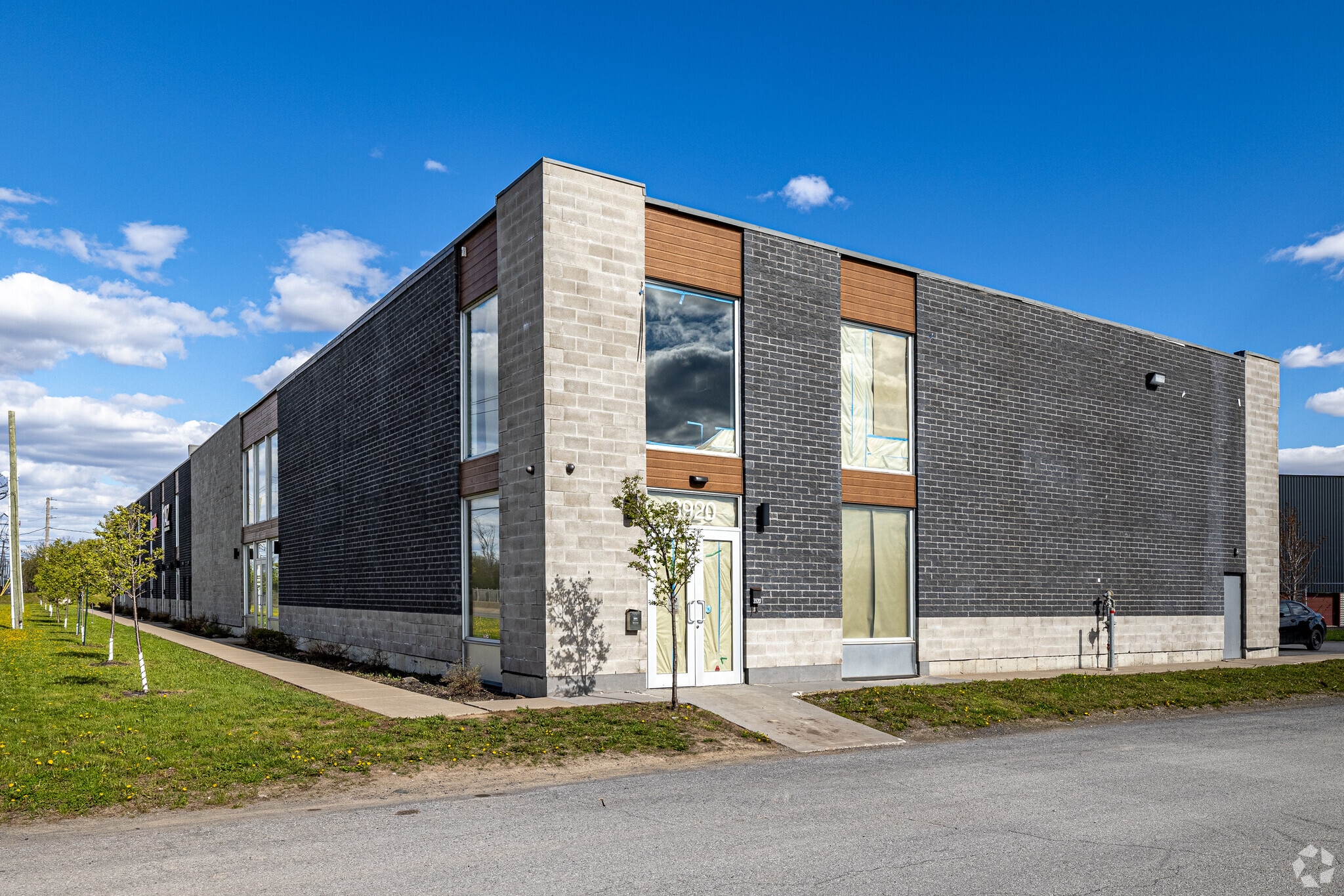 3936 Boul Sir-Wilfrid-Laurier, Saint-hubert, QC à louer Photo principale– Image 1 sur 7
