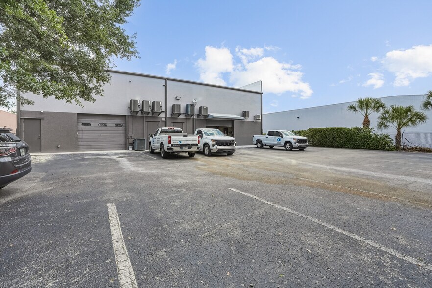 2220-2224 Trade Center Way, Naples, FL à vendre - Photo de l’immeuble – Image 2 sur 7
