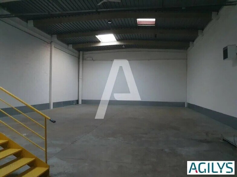 Local d’activités dans Torcy à louer - Photo de l’immeuble – Image 2 sur 4