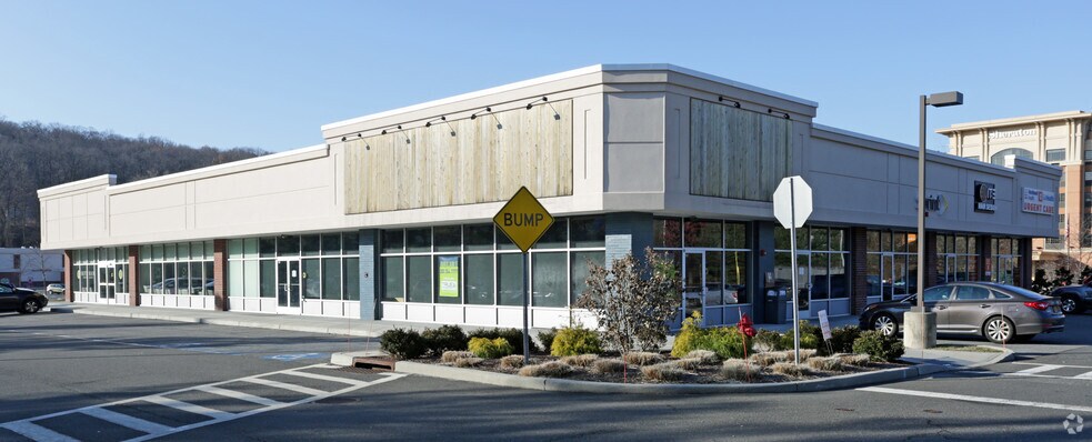 650 White Plains Rd, Tarrytown, NY à louer - Photo de l’immeuble – Image 2 sur 6