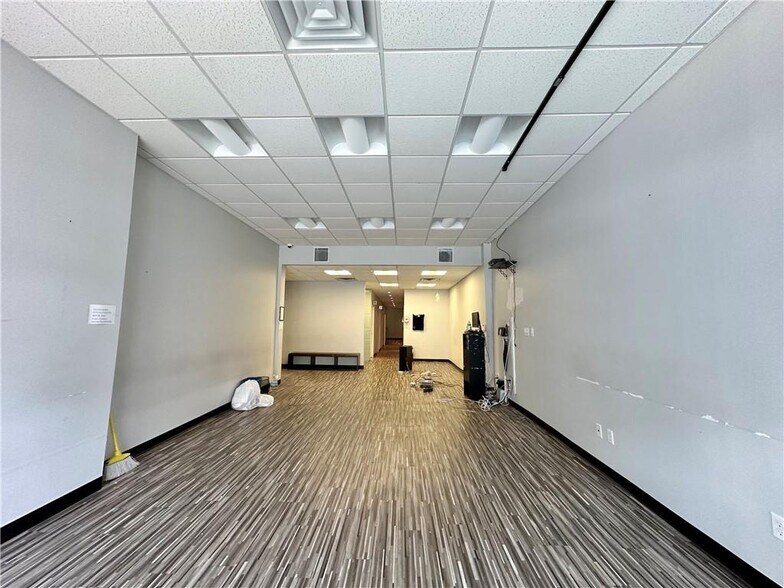 1585 Pitkin Ave, Brooklyn, NY à vendre - Photo de l’immeuble – Image 2 sur 11