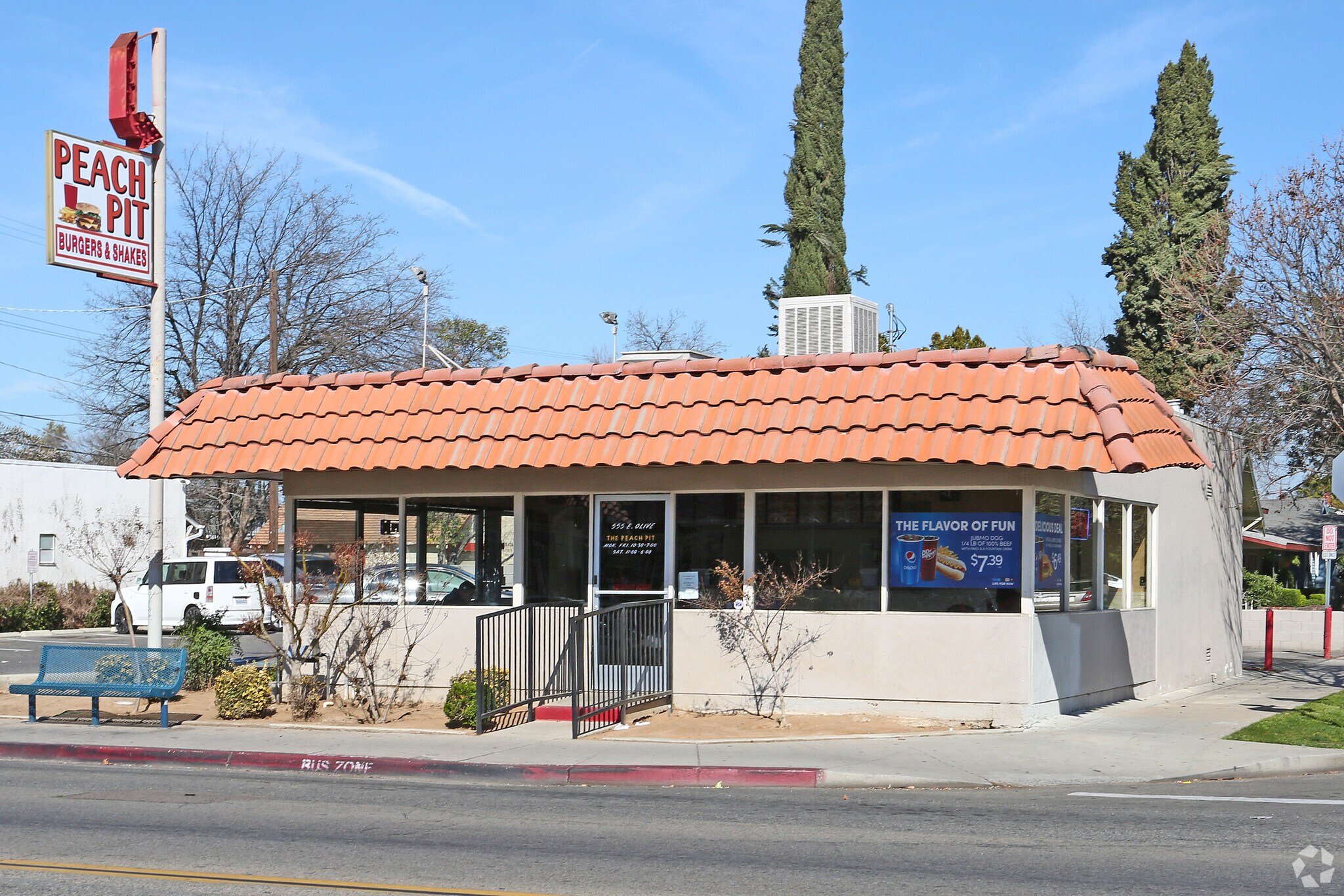 555 E Olive Ave, Fresno, CA à vendre Photo principale– Image 1 sur 8