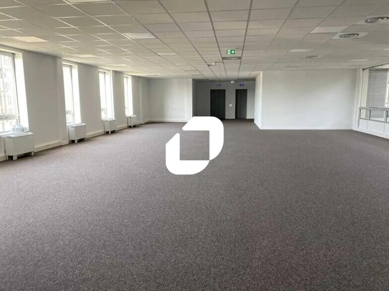 Local d’activités dans Cergy à louer - Photo de l’immeuble – Image 2 sur 10