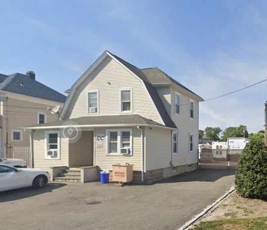 52 Maple Pl, Amityville, NY à louer - Photo de l’immeuble – Image 1 sur 16