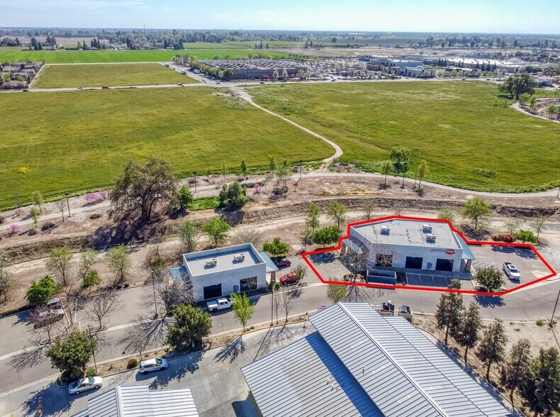 1241 W Caldwell Ave, Visalia, CA à louer - Photo de l’immeuble – Image 2 sur 17