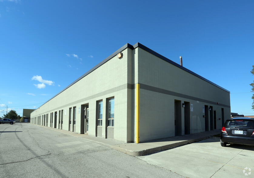 1074-1100 Barmac Dr, Toronto, ON à louer - Photo de l’immeuble – Image 2 sur 4