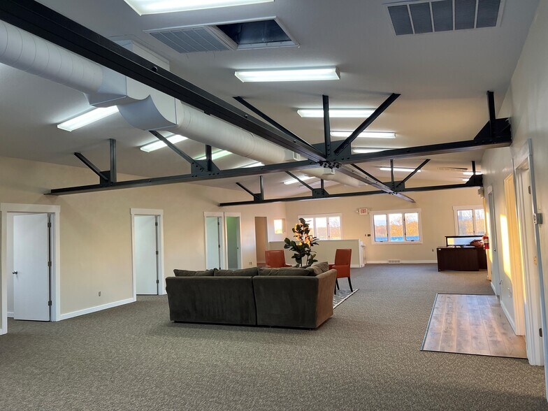 2231 US Hwy 12, Baldwin, WI à louer - Photo de l’immeuble – Image 2 sur 35