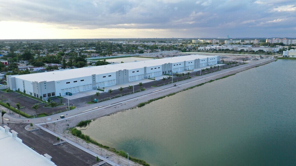 2500 Commerce Center Way, Pembroke Park, FL à louer - Aérien – Image 2 sur 2