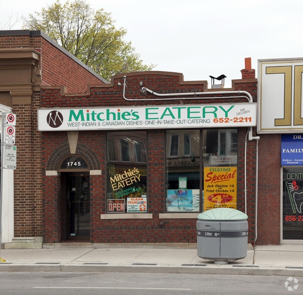 1745 St Clair Ave W, Toronto, ON à louer - Photo de l’immeuble – Image 2 sur 2