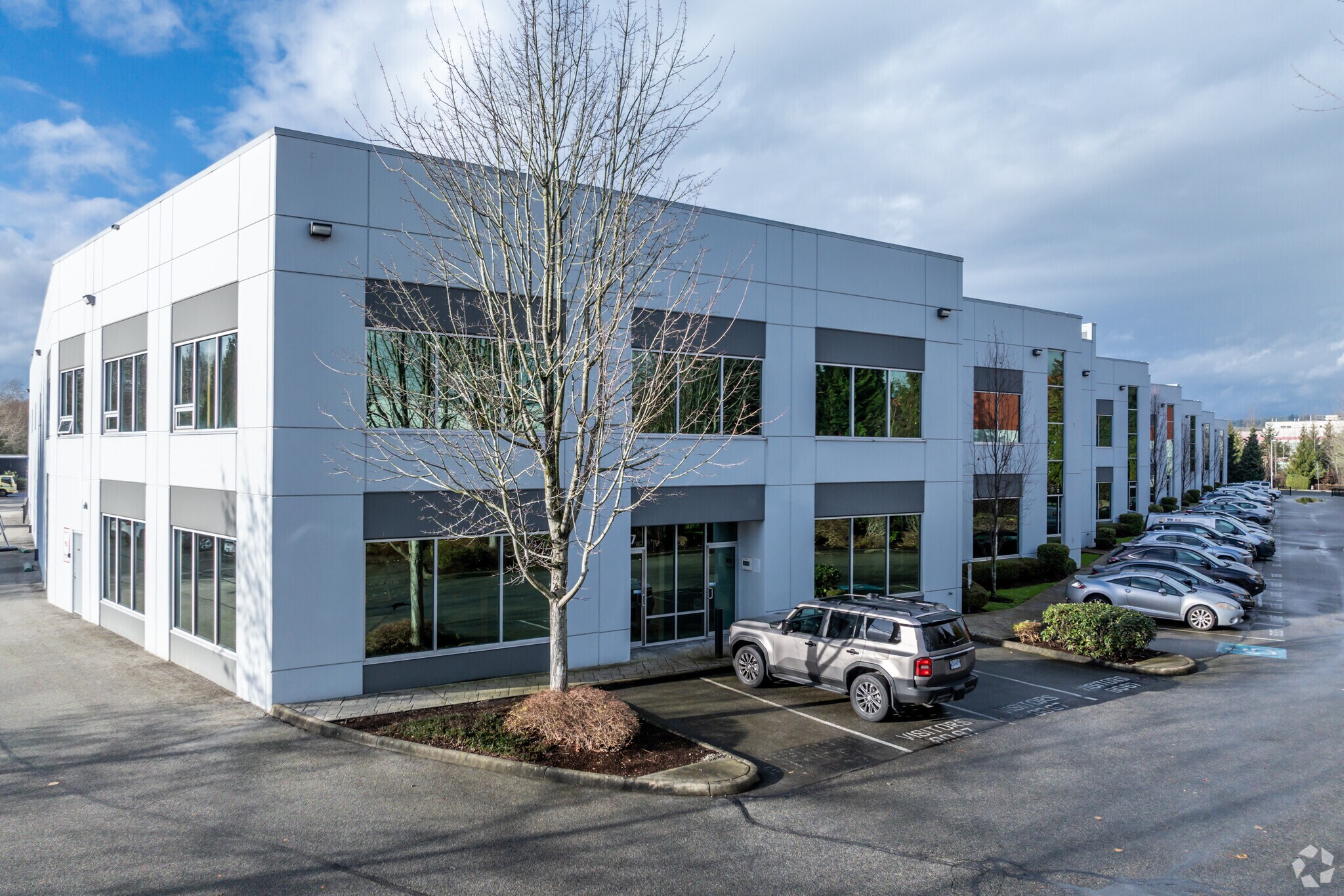 8055-8067 North Fraser Way, Burnaby, BC à louer Photo principale– Image 1 sur 5