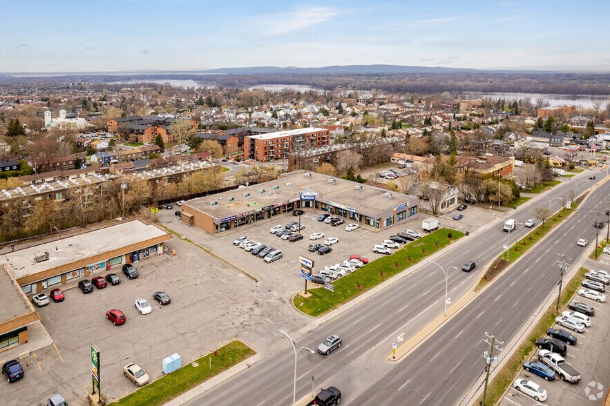 4886 Boul Saint-Charles, Montréal, QC à louer - Aérien – Image 2 sur 4