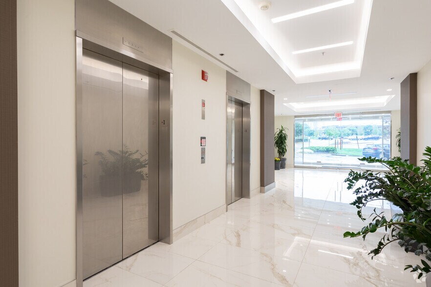 1608 Spring Hill Rd, Vienna, VA à louer - Hall d’entrée – Image 2 sur 10