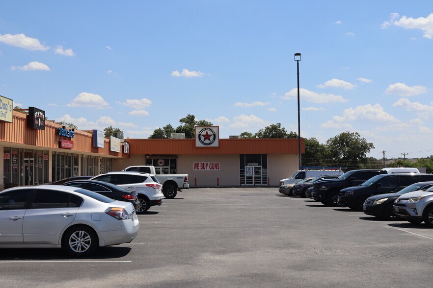 1302-1308 Austin Hwy, San Antonio, TX à louer - Photo de l’immeuble – Image 2 sur 6