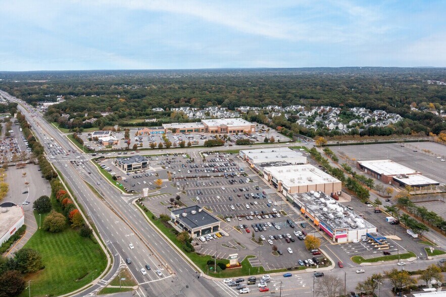 2021-2093 Smith Haven Plz, Lake Grove, NY à louer - Photo de l’immeuble – Image 3 sur 7