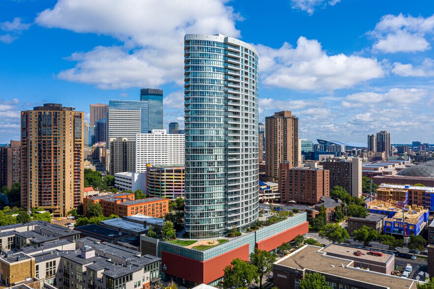 1369 Spruce Pl, Minneapolis, MN à louer - Photo de l’immeuble – Image 1 sur 98