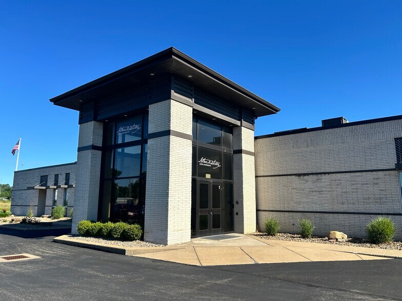 8000 Freedom Ave NW, North Canton, OH à louer - Photo de l’immeuble – Image 3 sur 5