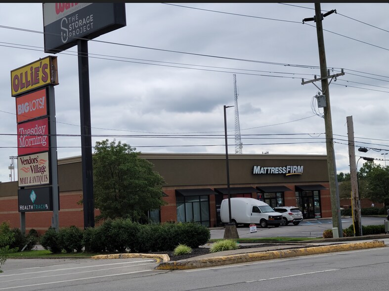 650 E Lewis and Clark Pky, Clarksville, IN à louer - Photo de l’immeuble – Image 2 sur 9