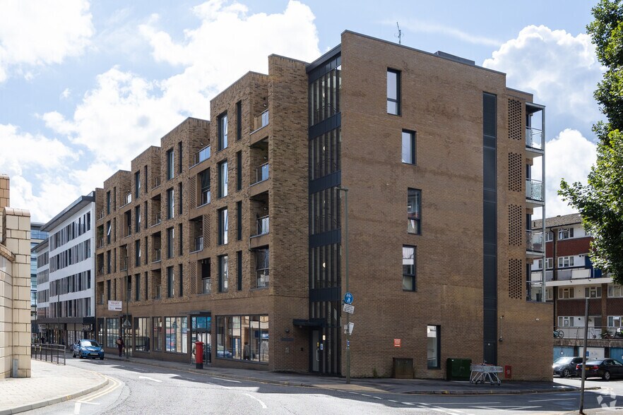 16-22 Cromwell Rd, Redhill à louer - Photo de l’immeuble – Image 2 sur 4